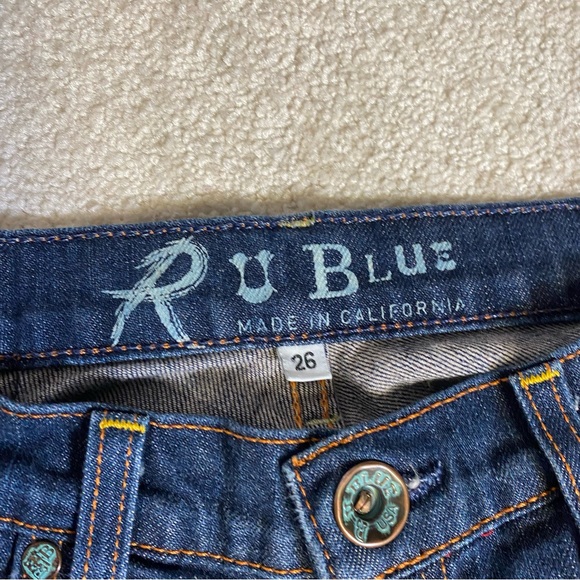 R U Blue jeans dark wash slightly distressed raw hem size 26 - Picture 4 of 12